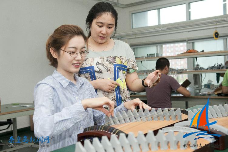 玥朋科技工作人员正在检测公司新研发的电子古筝教育产品1【崔炜摄】.